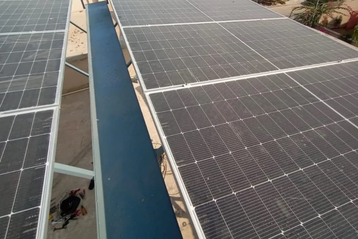 Elevated on-grid solar array on a Karachi rooftop
